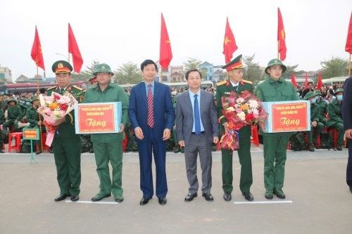 Huyện Hoằng Hóa (Thanh Hóa) long trọng tổ chức lễ giao nhận quân năm 2025