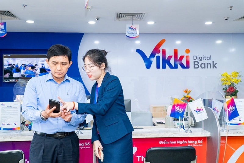 Tư vấn viên hỗ trợ khách hàng giao dịch tài chính trên ứng dụng Ngân hàng Số Vikki,