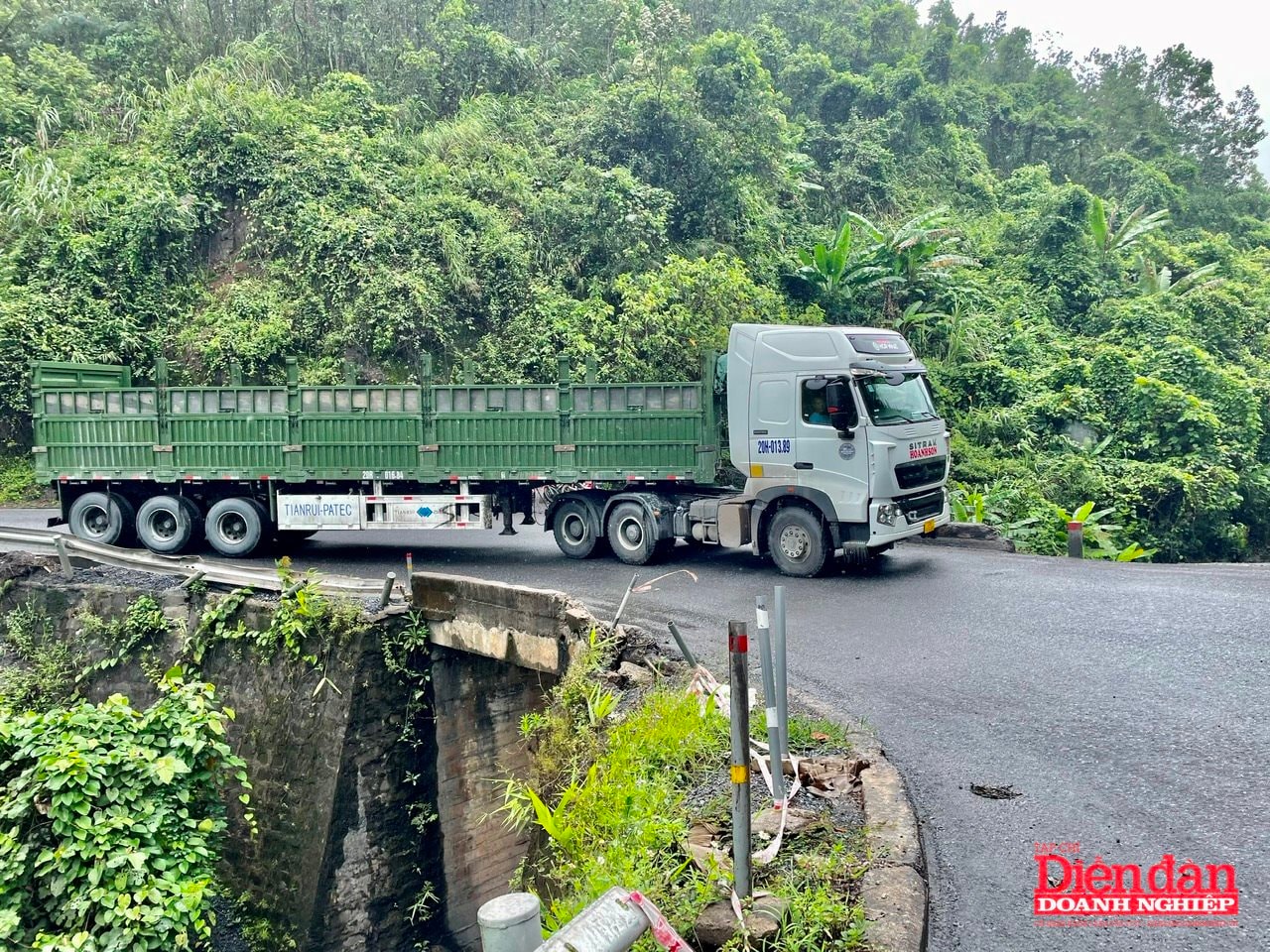 Quốc lộ 15D chật hẹp, nhiều đoạn hư hỏng nghiêm trọng (Ảnh Khắc Trà) (2)