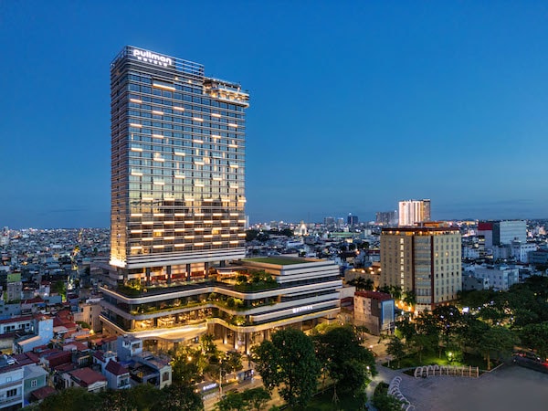 Pullman Hai Phong Grand Hotel tọa lạc tại vị trí đắc địa thuộc trung tâm thành phố cùng tầm nhìn bao quát Sông Cấm và được bao quanh bởi những địa danh và điểm tham quan nổi tiếng.