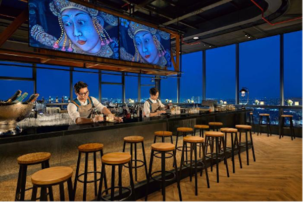  Up & Above Rooftop Bar, điểm hẹn giao lưu và kết nối sôi động tọa lạc trên tầng 32