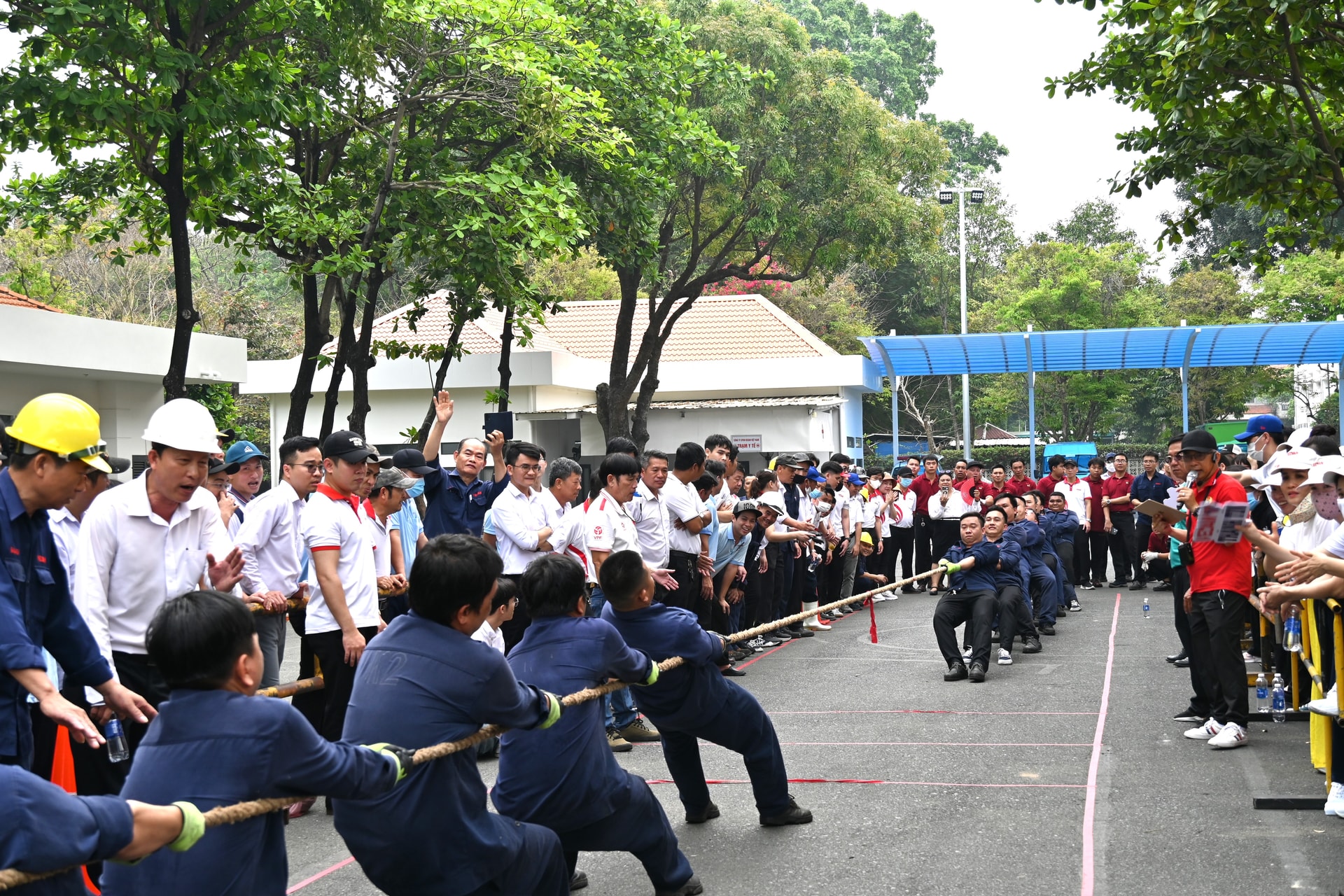 Hội thi kéo co nhận được sự tham gia và cổ vũ nhiệt liệt của CBCNV