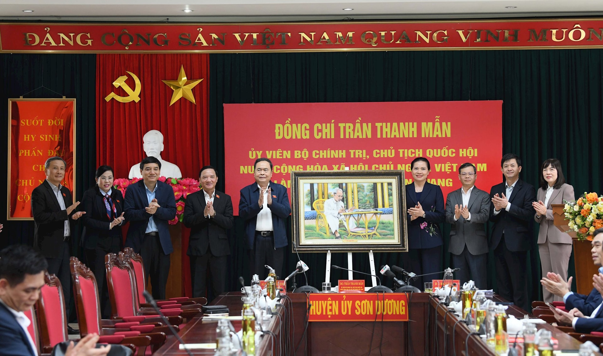 Chủ tịch Quốc hội Trần Thanh Mẫn tặng quà tập thể Ban thường vụ Tỉnh uỷ Tuyên Quang