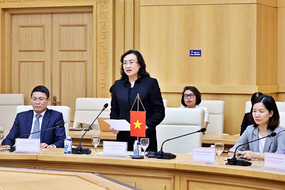 Lễ ký kết Bản ghi nhớ hợp tác về bảo vệ người tiêu dùng giữa Ủy ban Cạnh tranh Quốc gia và Đại sứ quán Liên hiệp Vương quốc Anh và Bắc Ai-len