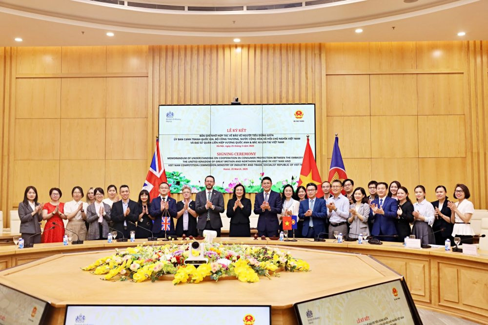 Lễ ký kết Bản ghi nhớ hợp tác về bảo vệ người tiêu dùng giữa Ủy ban Cạnh tranh Quốc gia và Đại sứ quán Liên hiệp Vương quốc Anh và Bắc Ai-len