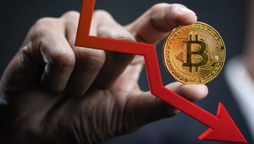 Bitcoin giảm mạnh về 82.000 USD, vốn hóa 