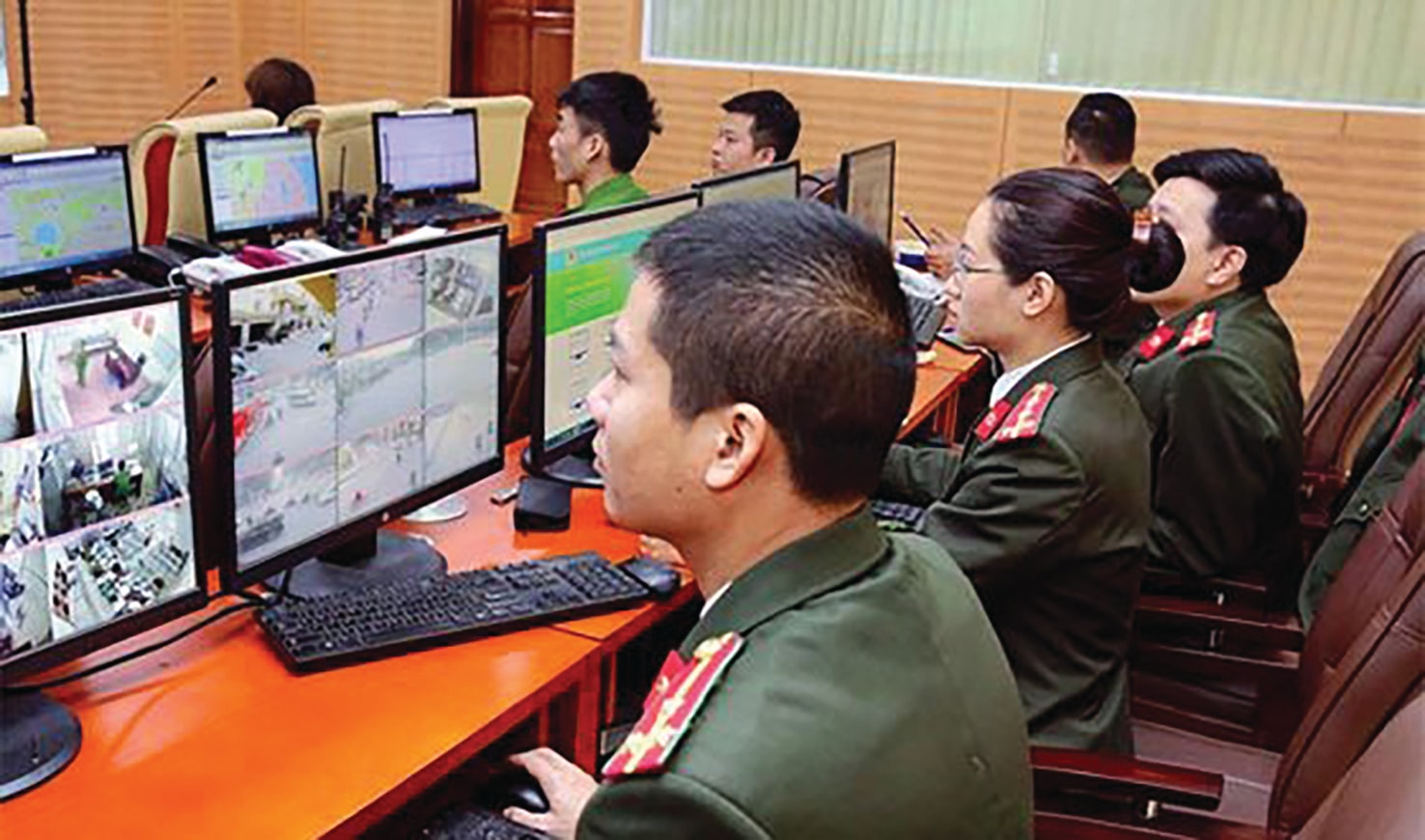 Cán bộ Phòng An ninh mạng và phòng, chống tội phạm sử dụng công nghệ cao tác nghiệp trên không gian mạng. Ảnh: Mạnh Hùng