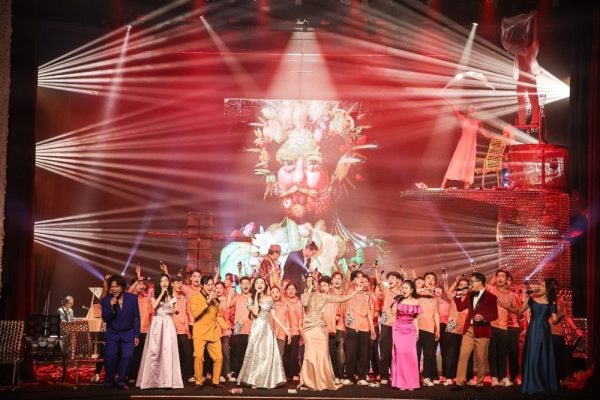 Chương trình nghệ thuật “Hoa và Rác” lần đầu tiên đến với Thủ đô Hà Nội Chương trình nghệ thuật “Hoa và Rác” lần đầu tiên đến với Thủ đô Hà Nội