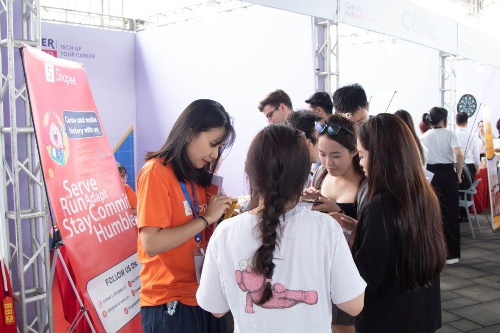 Doanh nghiệp 'săn đón' nhân tài tại BUV Career Fair 2025