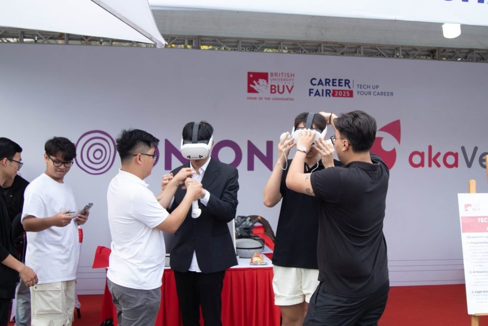 Doanh nghiệp 'săn đón' nhân tài tại BUV Career Fair 2025