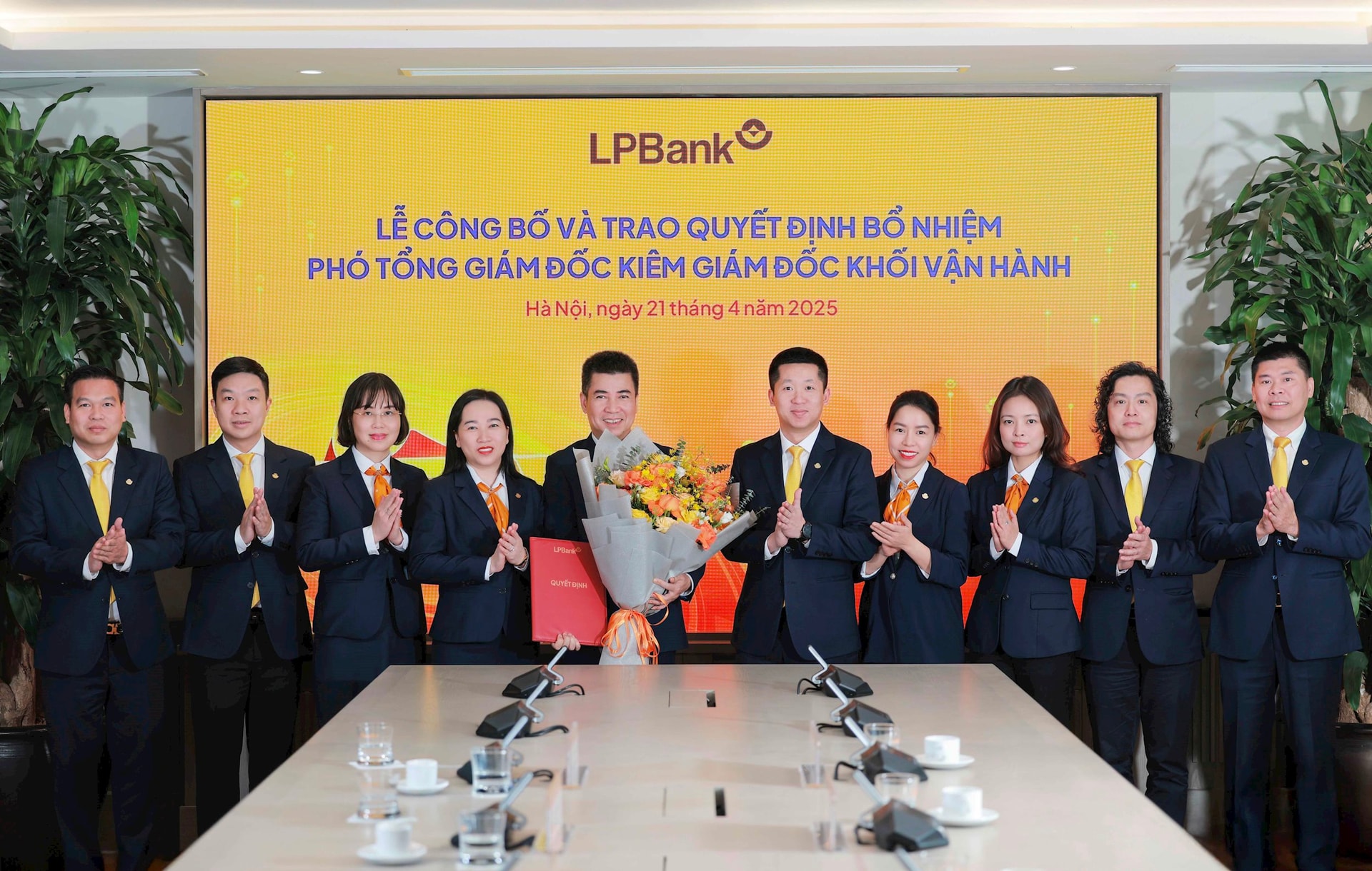 Anh 3 BĐH LPBank chuc mung
