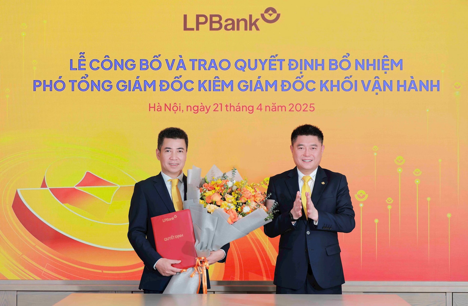 Anh 1 CT LPBank trao hoa