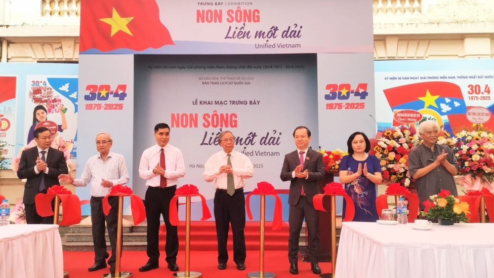 Khai mạc trưng bày tài liệu, hiện vật kỷ niệm 50 năm thống nhất đất nước