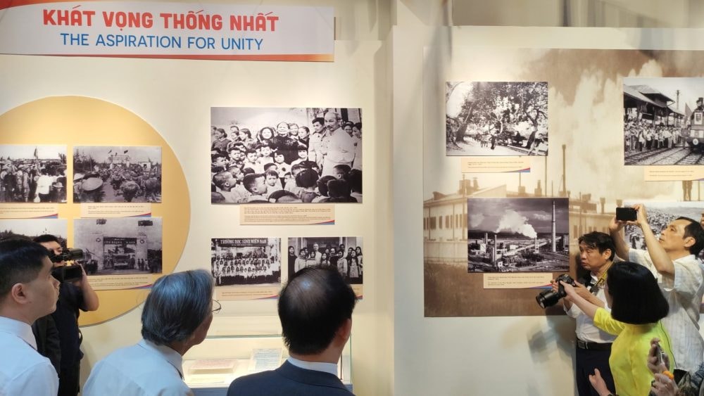 Khai mạc trưng bày tài liệu, hiện vật kỷ niệm 50 năm thống nhất đất nước