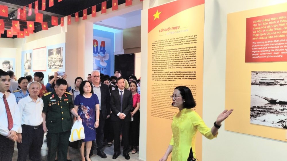 Khai mạc trưng bày tài liệu, hiện vật kỷ niệm 50 năm thống nhất đất nước