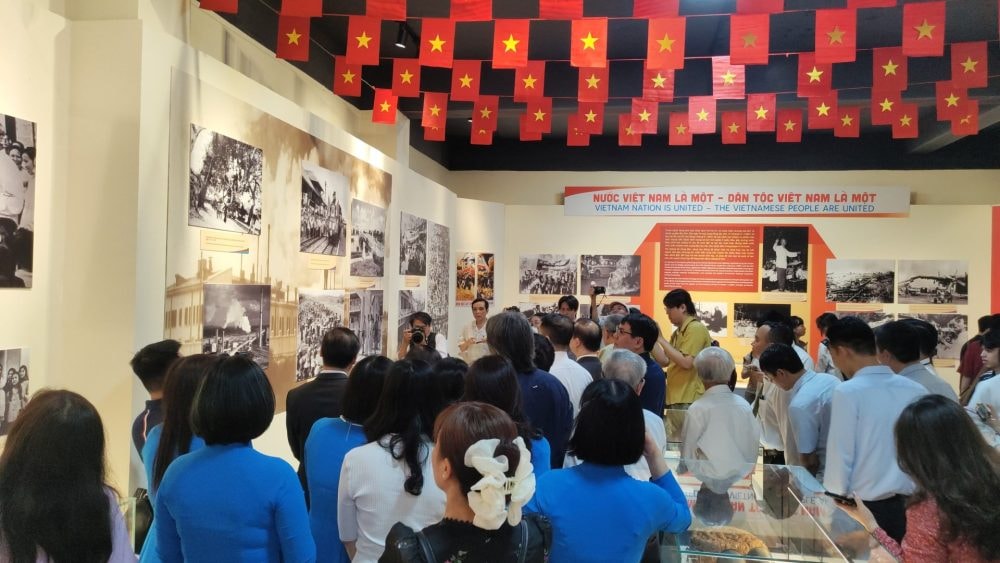 Khai mạc trưng bày tài liệu, hiện vật kỷ niệm 50 năm thống nhất đất nước