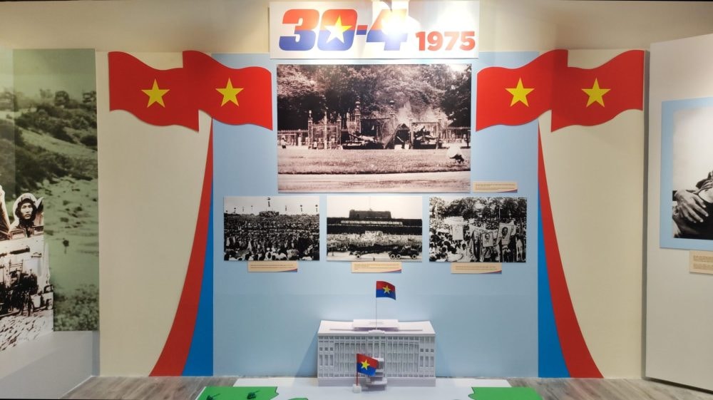 Khai mạc trưng bày tài liệu, hiện vật kỷ niệm 50 năm thống nhất đất nước