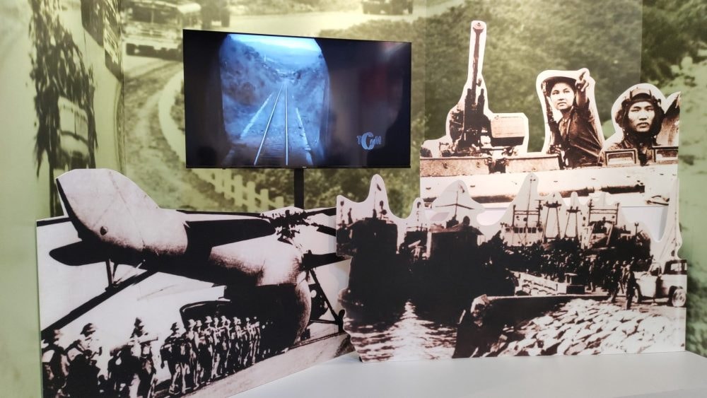 Khai mạc trưng bày tài liệu, hiện vật kỷ niệm 50 năm thống nhất đất nước