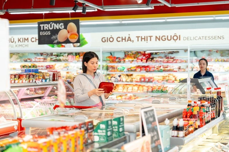 Khách hàng mua sắm tại hệ thống cửa hàng siêu thị của WinCommerce (1)