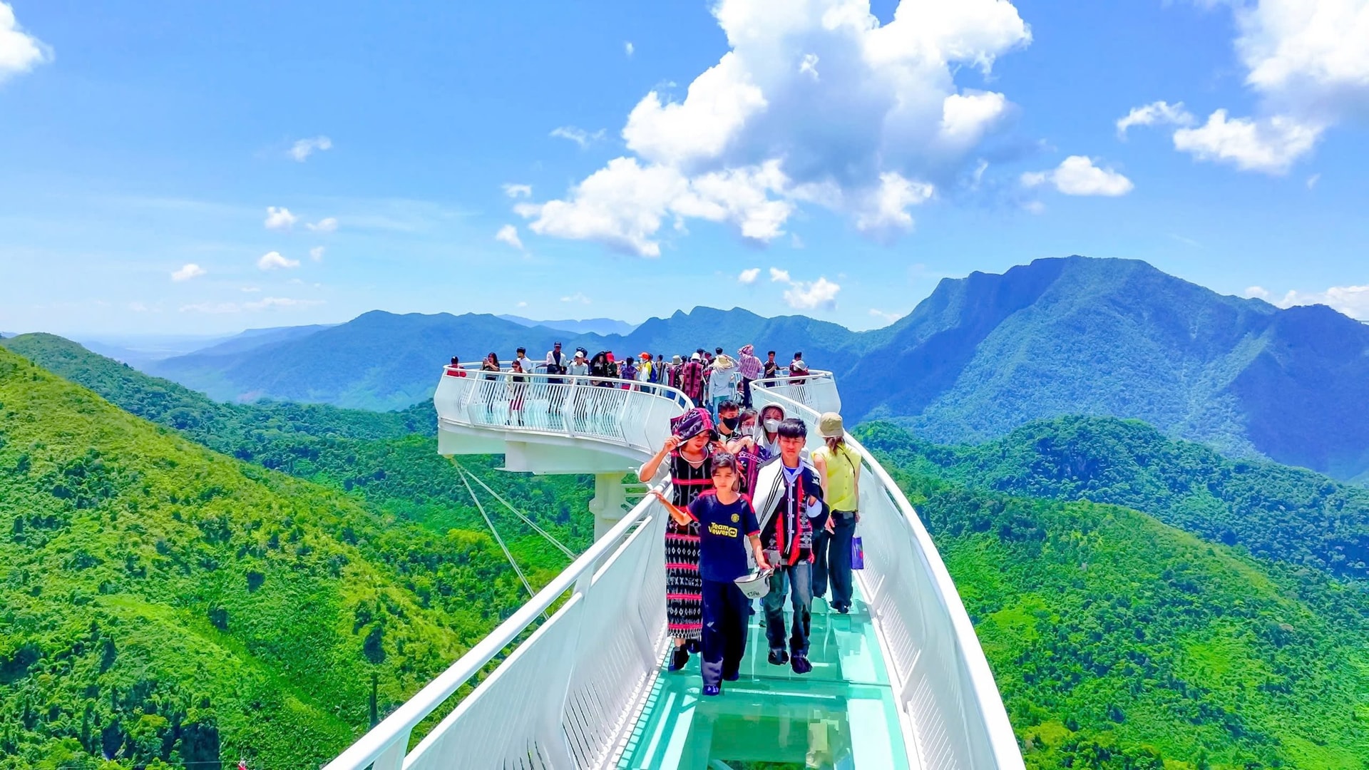 anh-cung-duong-vang-du-lich-1-1732154368963467528384.jpg