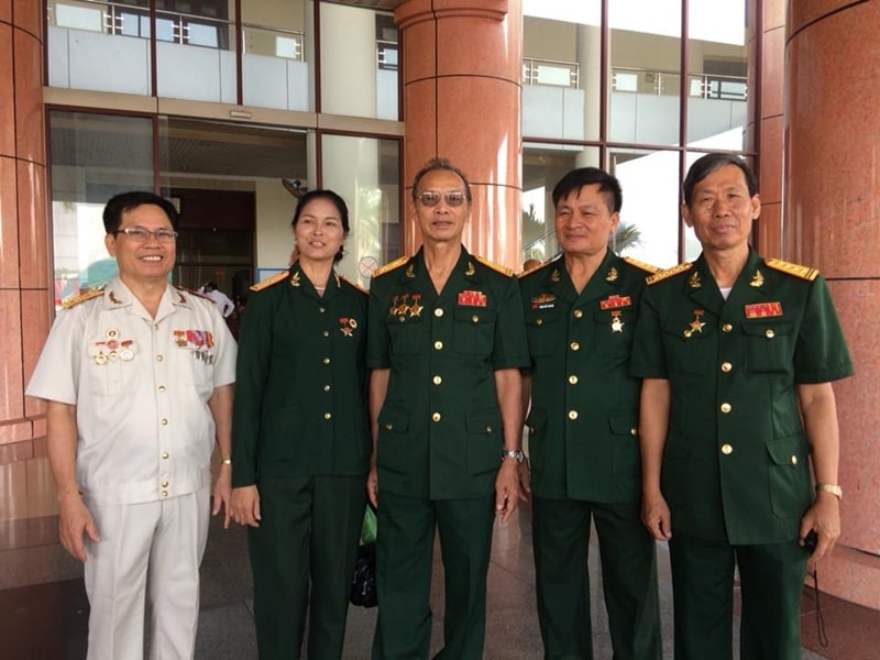 Ông Đặng Thế Lưỡng (áo trắng) chụp ảnh bên đồng đội của mình