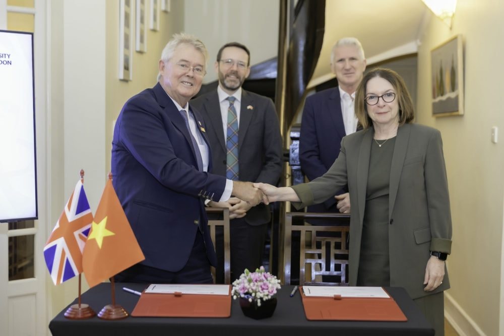 Đại học London trao danh hiệu đối tác quốc tế cho Trường đại học Anh quốc Việt Nam