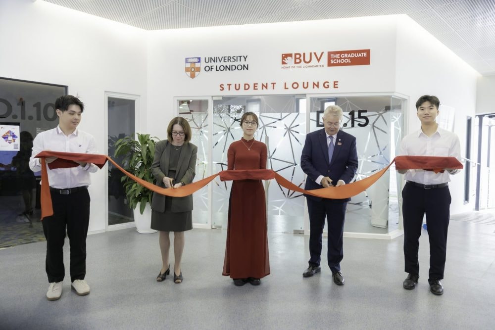 Đại học London trao danh hiệu đối tác quốc tế cho Trường đại học Anh quốc Việt Nam