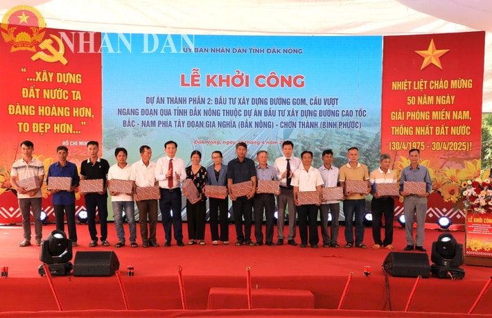 Lãnh đạo UBND tỉnh Đắk Nông tặng quà các hộ dân tích cực trong công tác bàn giao mặt bằng cho dự án.