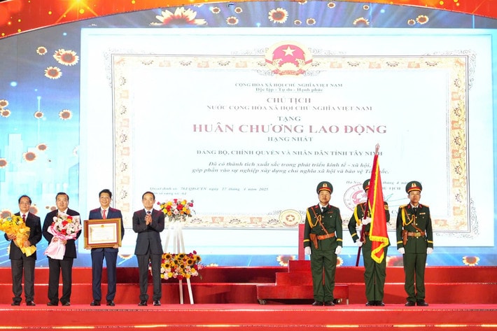 Trưởng Ban Chính sách và Chiến lược Trung ương Trần Lưu Quang trao Huân chương Lao động hạng Nhất cho tỉnh Tây Ninh