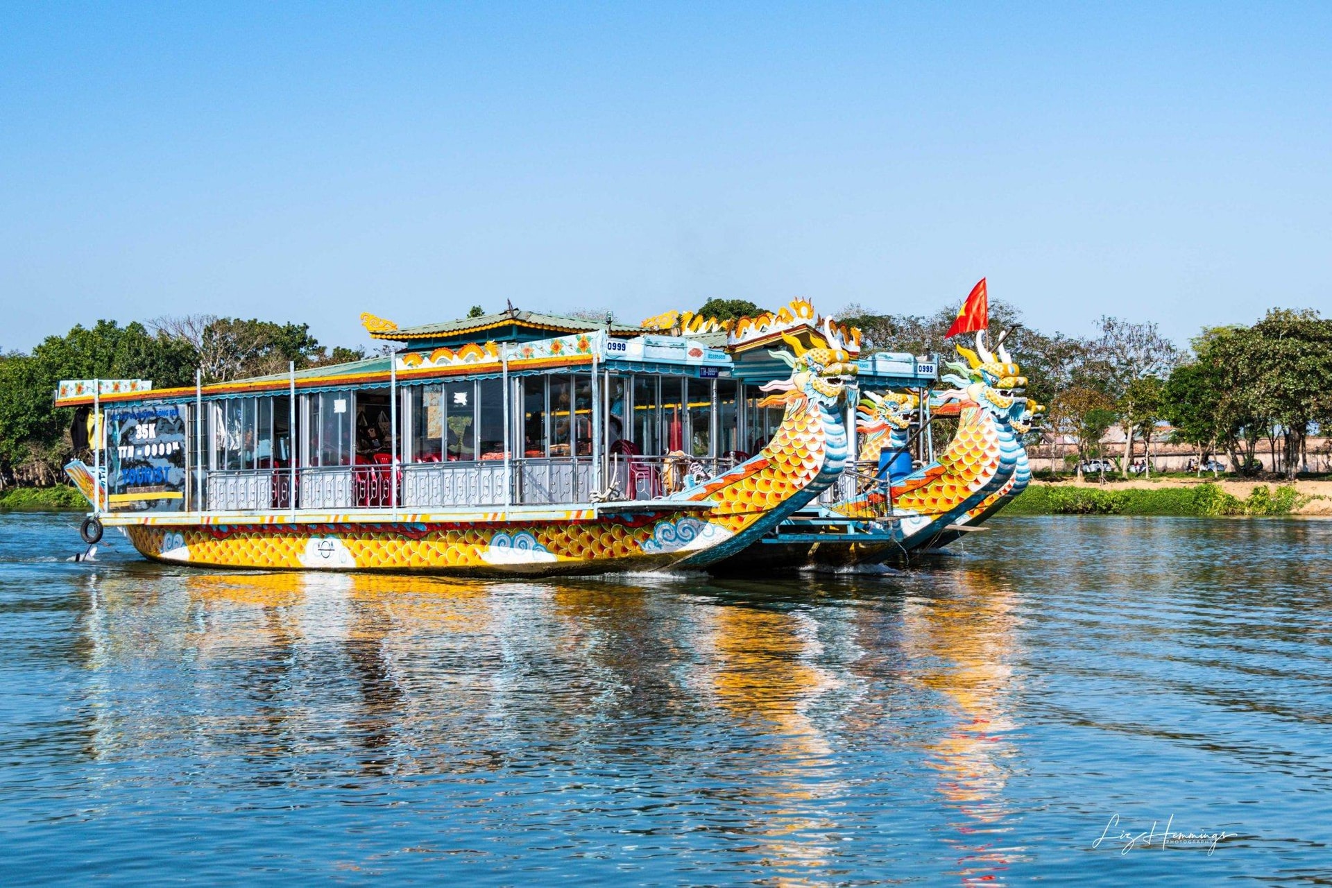 thuyen-rong-tren-song-huong-1.jpg
