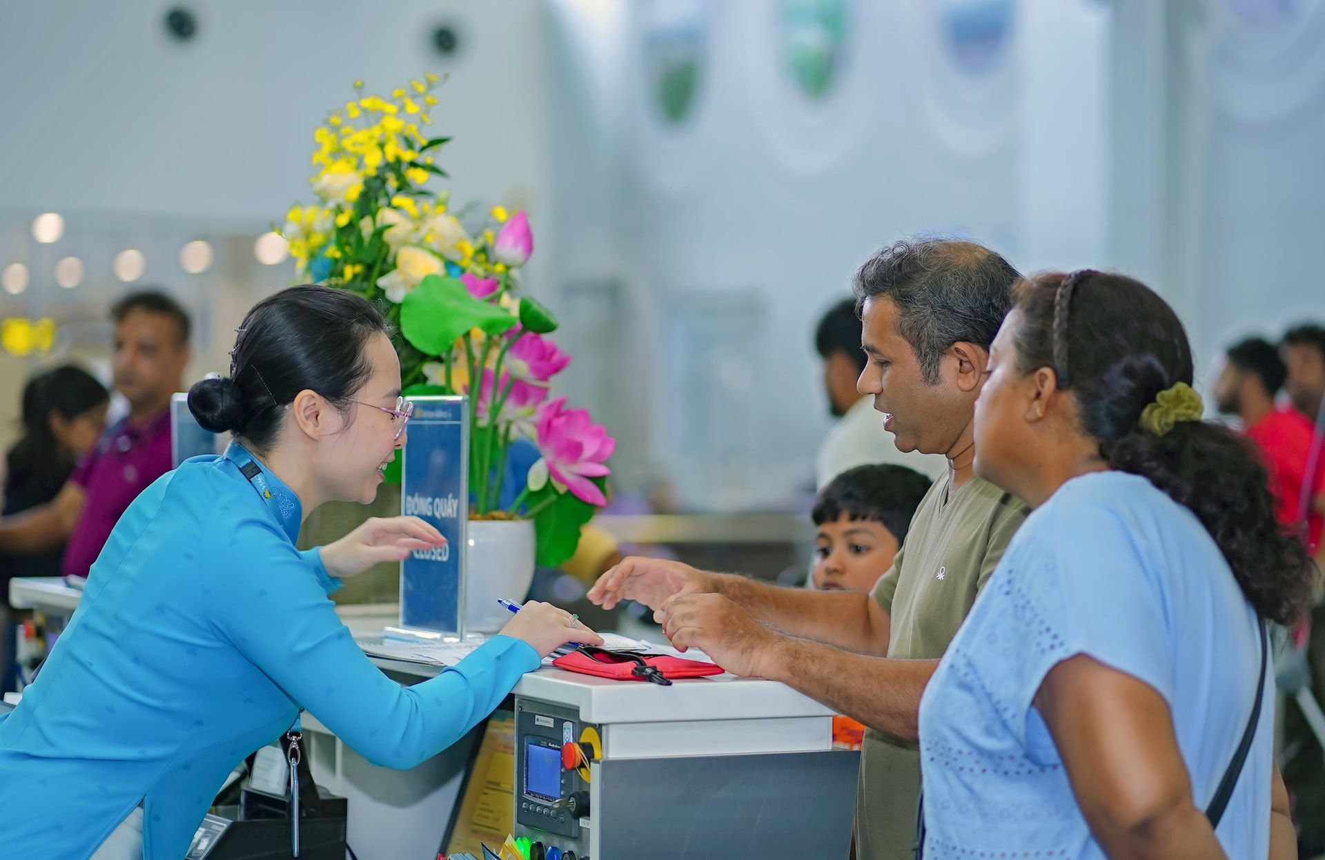 Ảnh 5_ Vietnam Airlines chào mừng những hành khách đầu tiên của chuyến bay VN983 đi từ Hà Nội tới Bengaluru