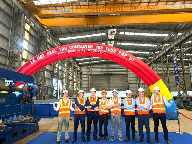 Ban lãnh đạo Macstar Group làm lễ đặt Keel - Copy