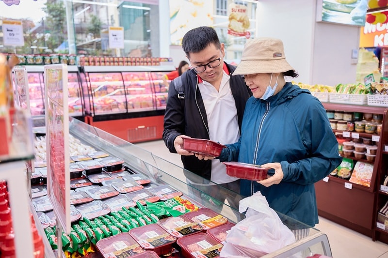 Người tiêu dùng mua sắm thịt MEAT Deli