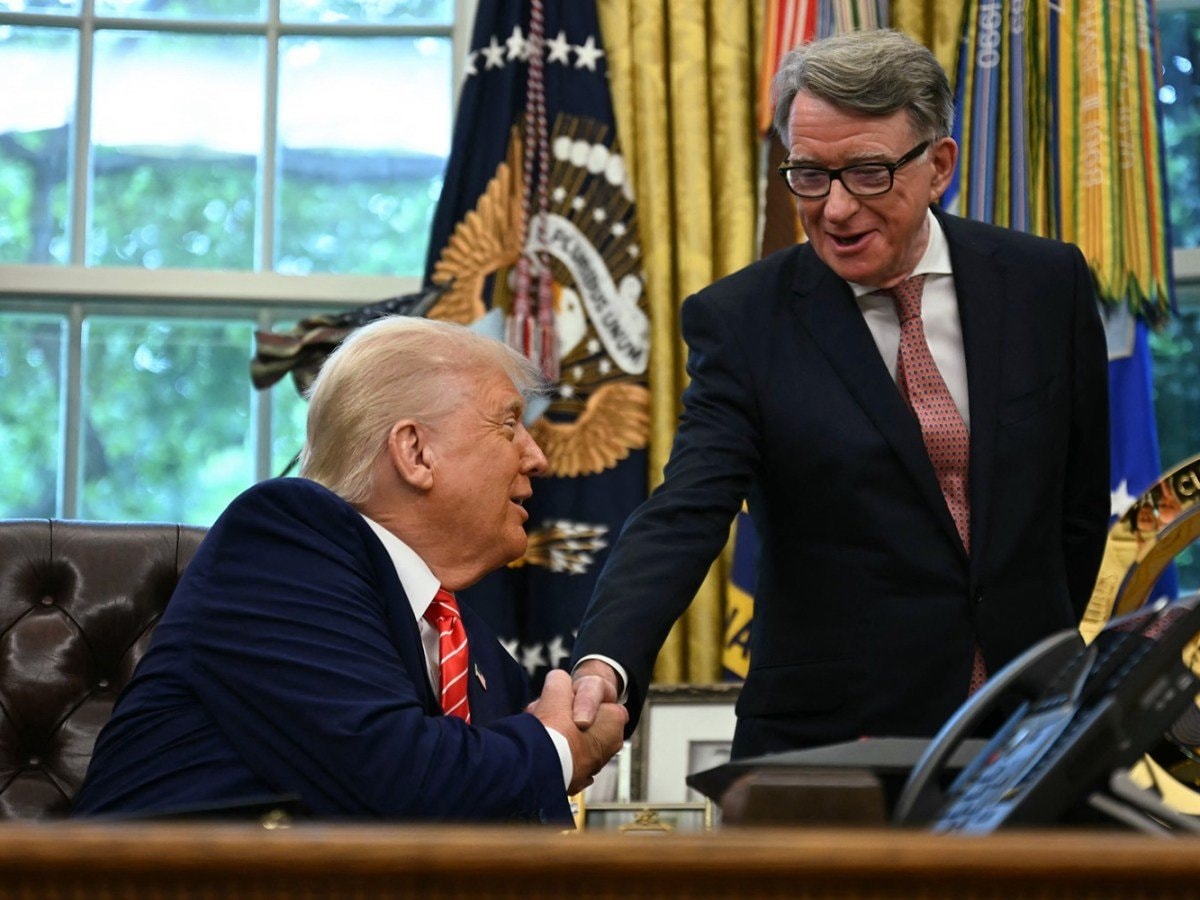 Ông Trump đồng ý duy trì 10% thuế với hàng hóa từ Vương quốc Anh (Ảnh Foreign Policy)