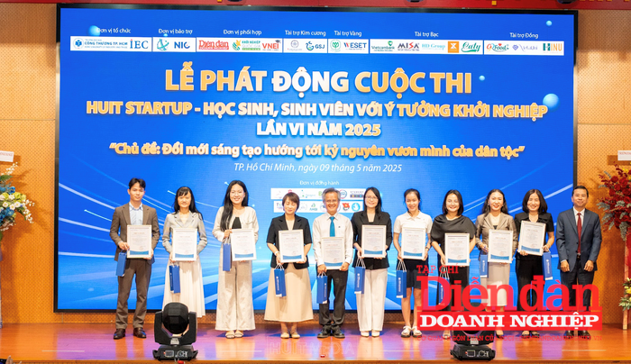 Lãnh đạo Nhà trường trao tặng giấy khen cho các tập thể, cá nhân có đóng góp tích cực trong đổi mới sáng tạo và khởi nghiệp năm 2024.