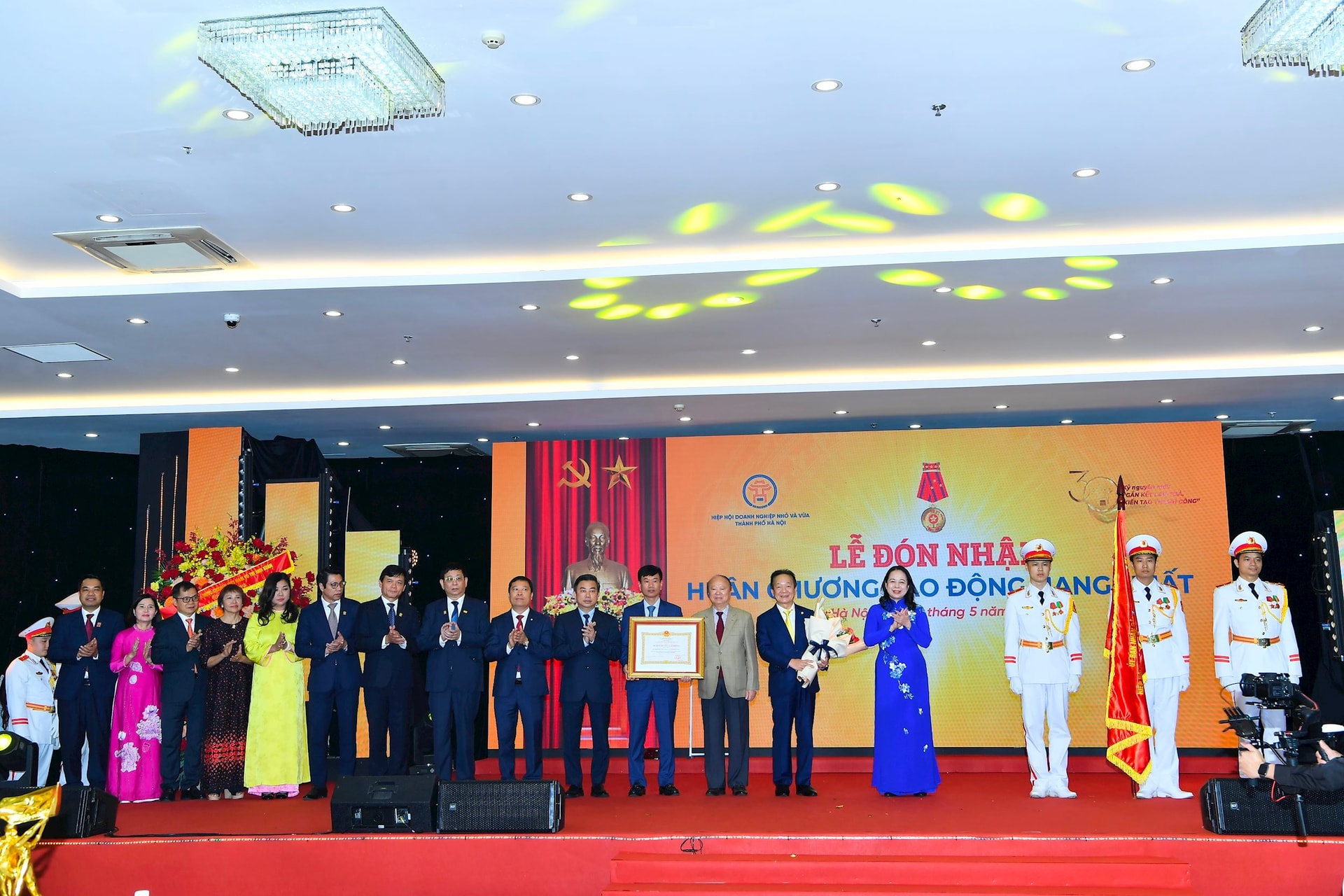 Hiệp hội Doanh nghiệp nhỏ và vừa TP Hà Nội (Hanoisme) đón nhận Huân chương Lao động hạng Nhất do Chủ tịch nước trao tặng.