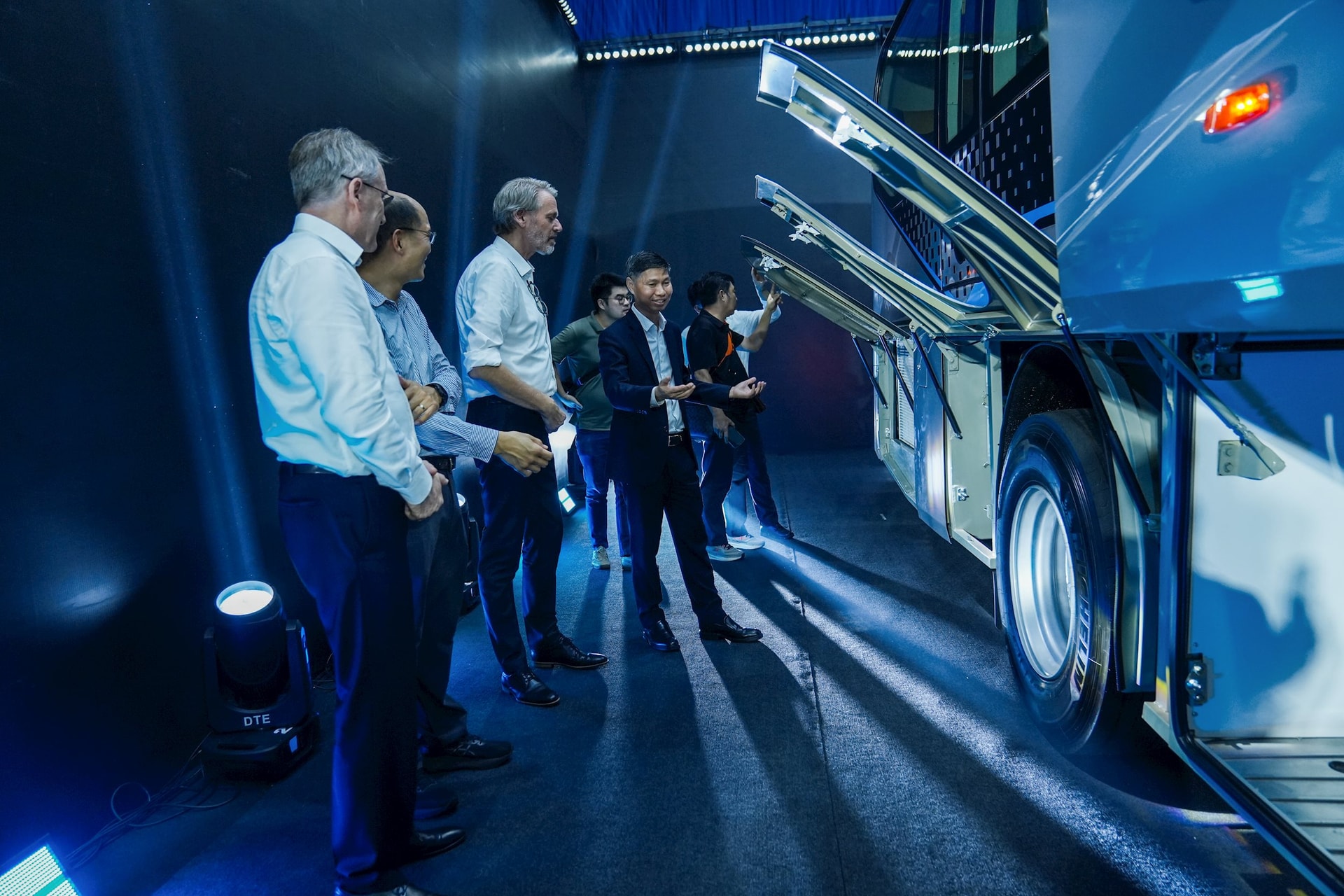 Đại diện DAIMLER Thái Lan giới thiệu mẫu xe bus Mercedes-Benz RS 1936