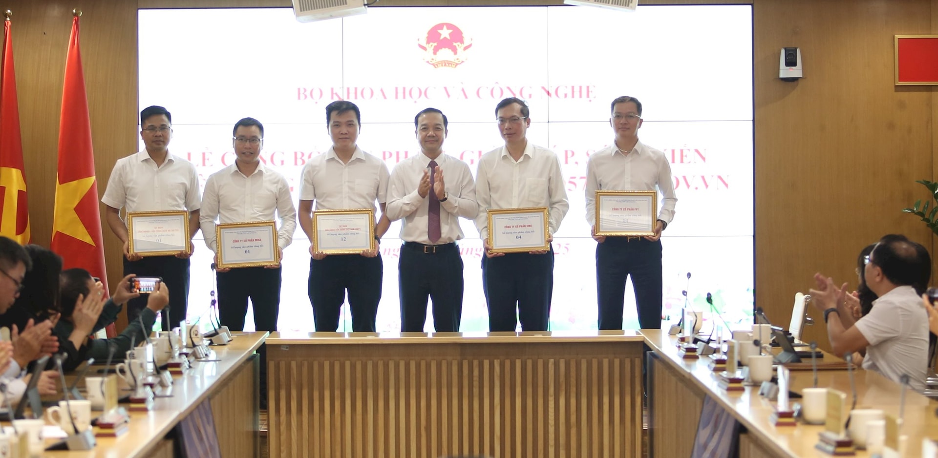 Thá»© trÆ°á»ng Pháº¡m Äá»©c Long trao ká»· niá»m chÆ°Æ¡ng cho cÃ¡c doanh nghiá»p cÃ³ sáº£n pháº©m, giáº£i phÃ¡p ÄÆ°á»£c cÃ´ng bá»