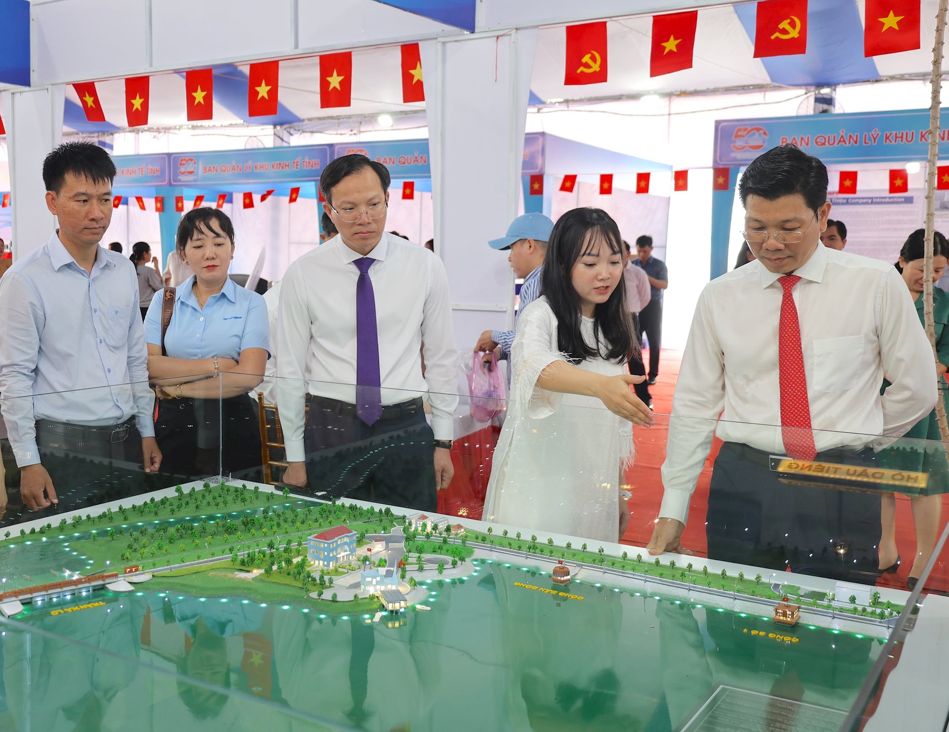 Bí thư Tỉnh uỷ Nguyễn Mạnh Hùng (bìa phải) tham quan mô hình hồ Dầu Tiếng của Sở Nông nghiệp và Môi trường.