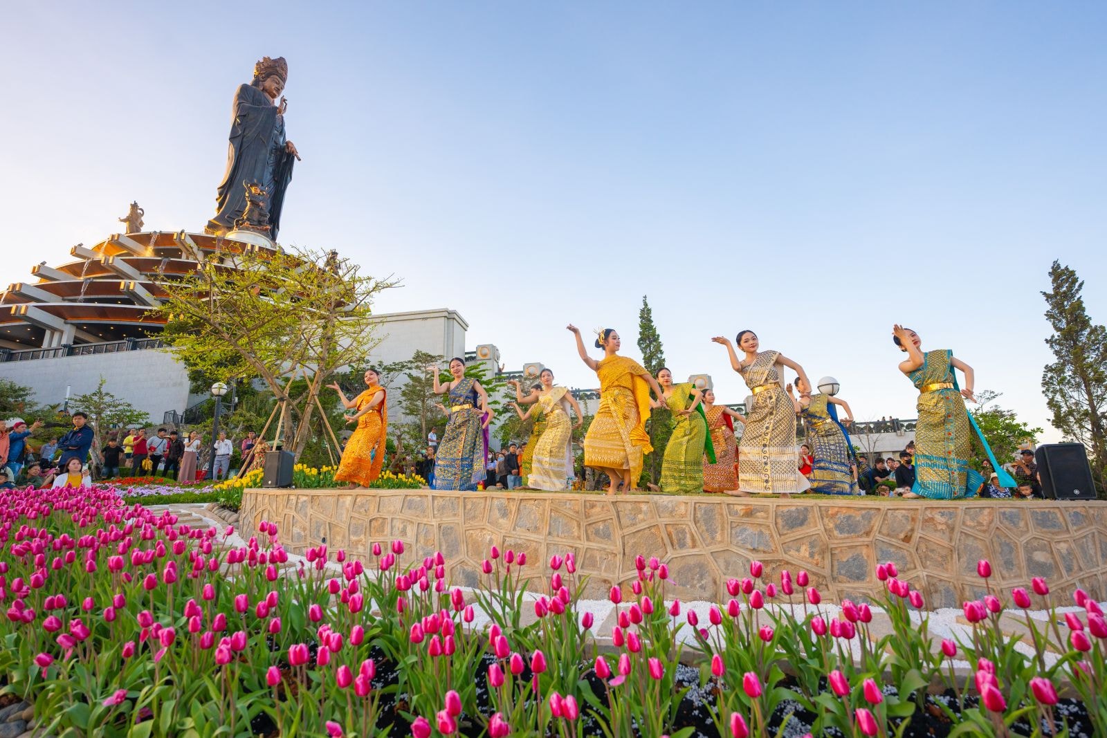 Biểu diễn nghệ thuật phục vụ du khách.
