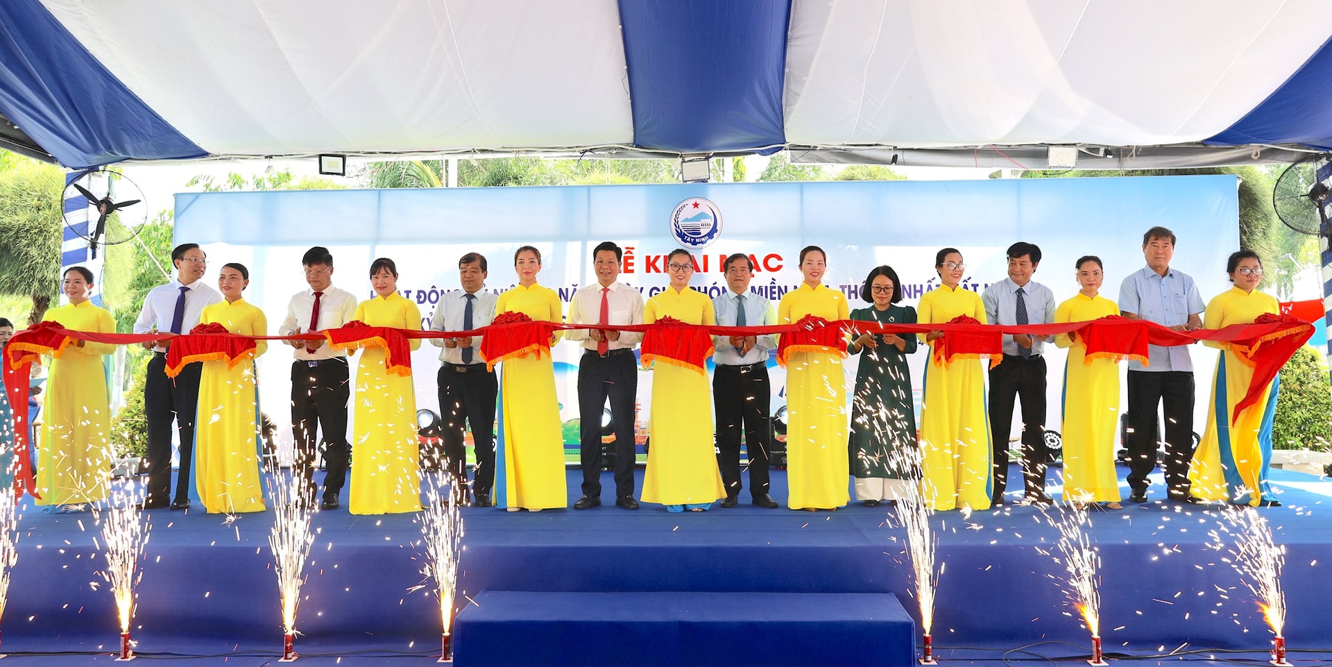 Đại biểu cắt băng khai mạc chuỗi hoạt động chào mừng các ngày lễ lớn.