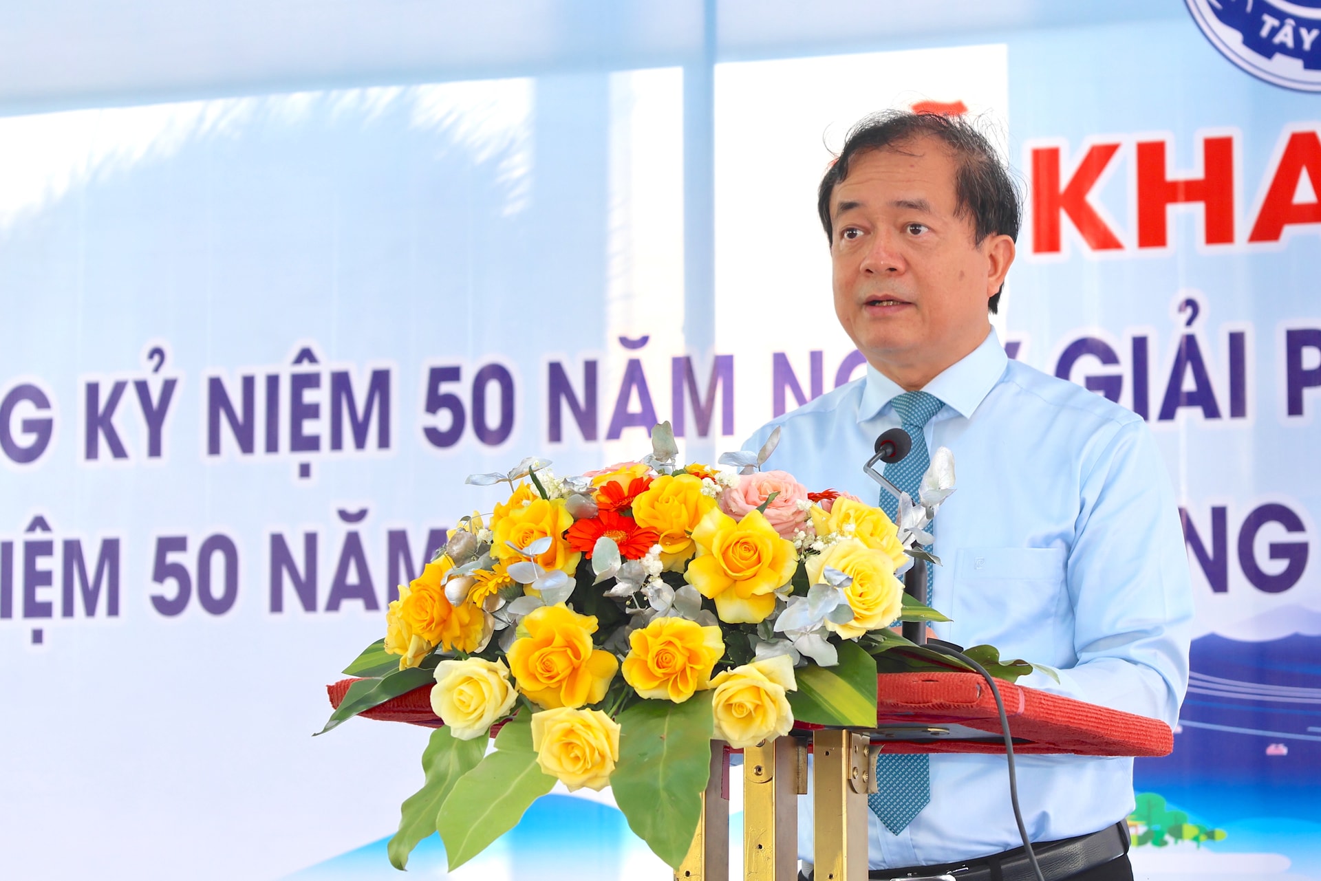 Quyền Chủ tịch UBND tỉnh phát biểu khai mạc chuỗi hoạt động chào mừng các ngày lễ lớn.