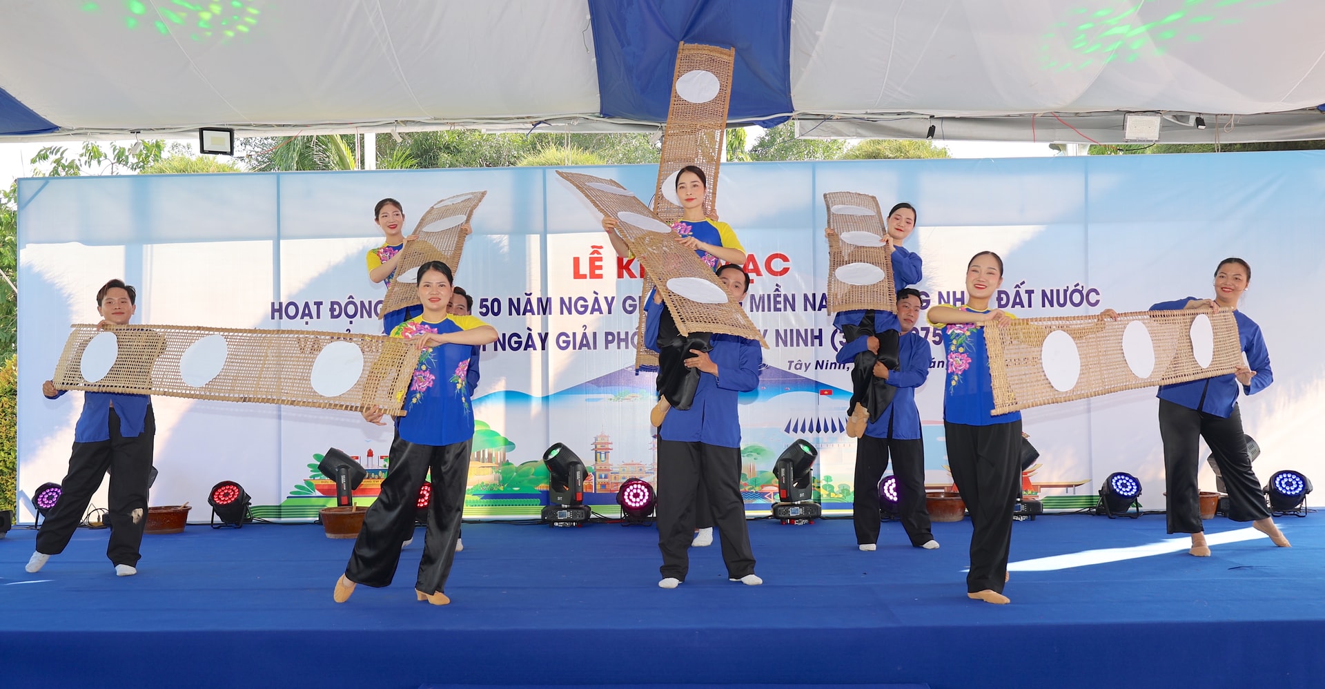 Tiết mục văn nghệ tại lễ khai mạc.