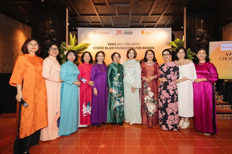 Ảnh 2_ Bà Cherie Blair - phu nhân cựu Thủ tướng Anh Tony Blair & các chị trong Hội Nữ Doanh nhân Việt Nam