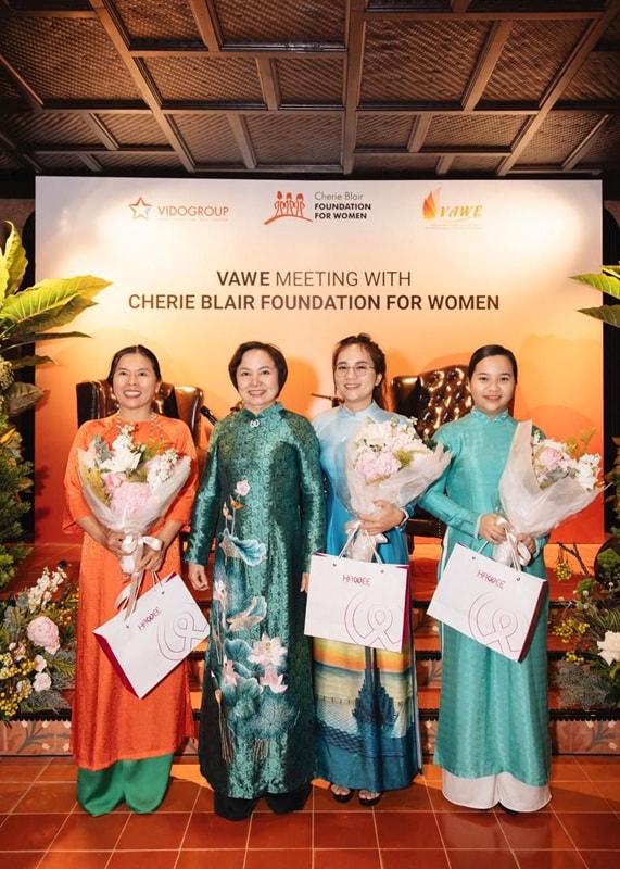 Ảnh 3_ Bà Cao Thị Ngọc Dung - Phó Chủ tịch, Trưởng ban Hội viên và Đào tạo Hiệp hội Nữ doanh nhân Việt Nam và 3 nữ doanh nhân trẻ đến từ An Giang, Phú Yên & TP.HCM