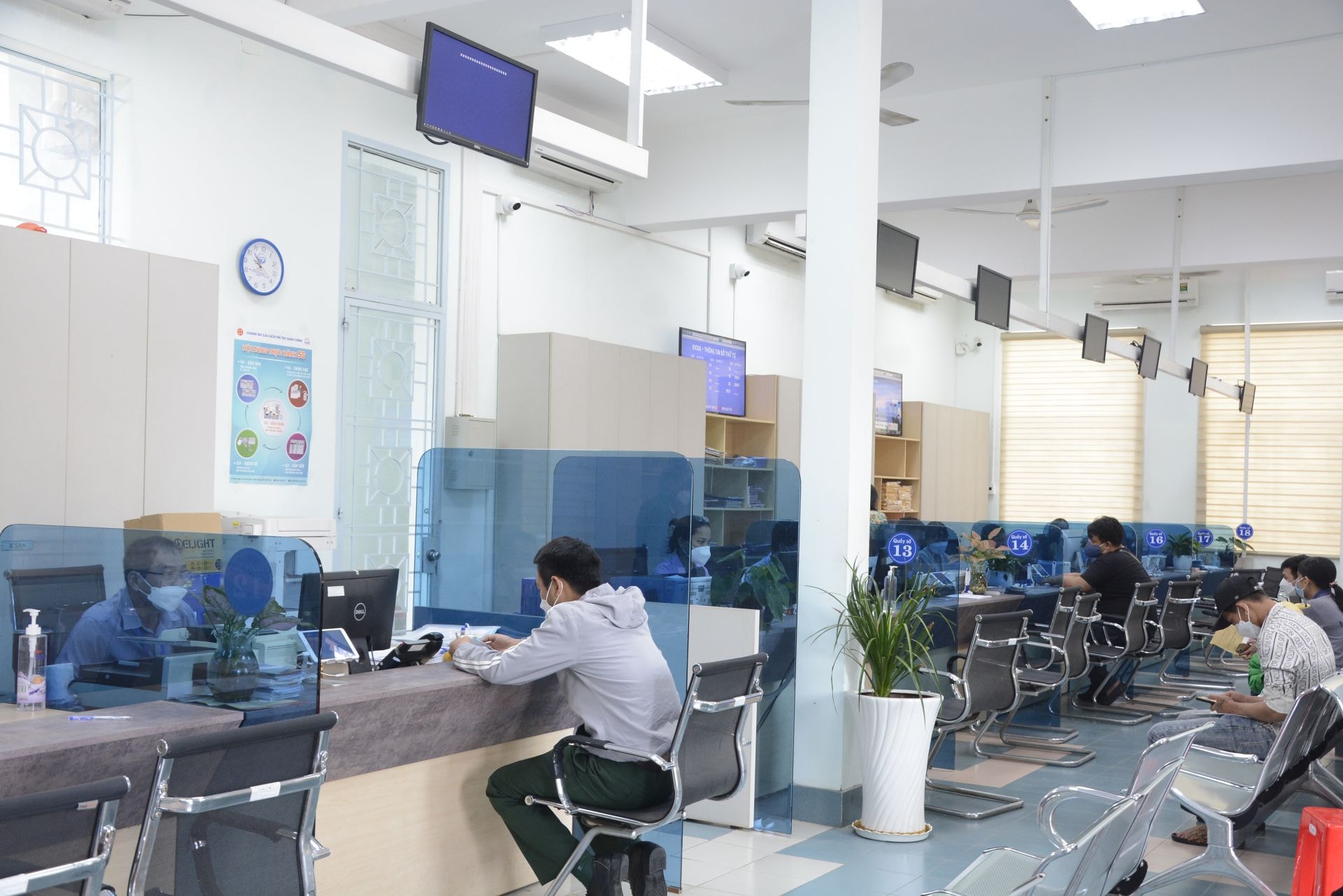 Giao dịch hành chính tại Trung tâm Phục vụ hành chính công tỉnh.