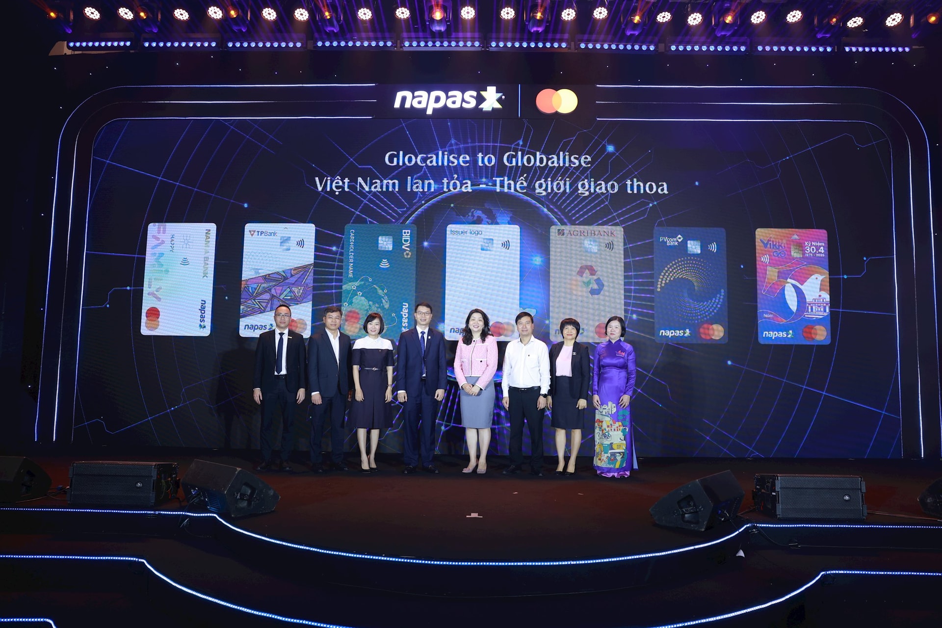 Lãnh đạo NAPAS, Mastercard và đại diện 6 ngân hàng phát hành thẻ đồng thương hiệu NAPAS Mastercard