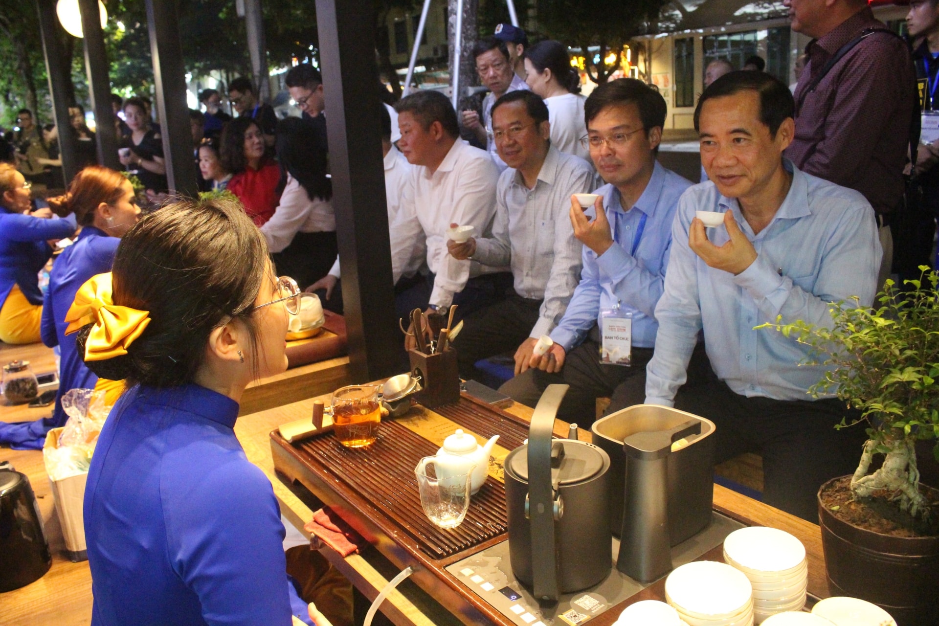 Các đại biểu trải nghiệm thưởng lãm trà trong không gian trưng bày giới thiệu nông sản, sản phẩm OCOP