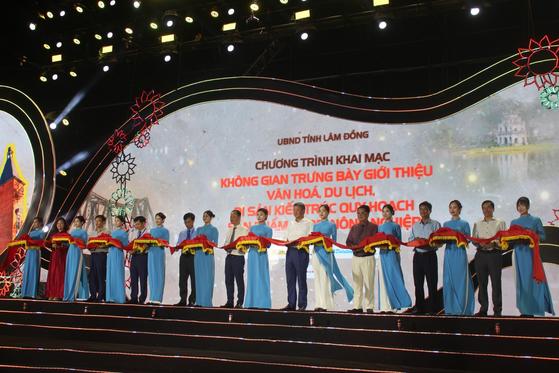 Cắt băng khai mạc triển lãm