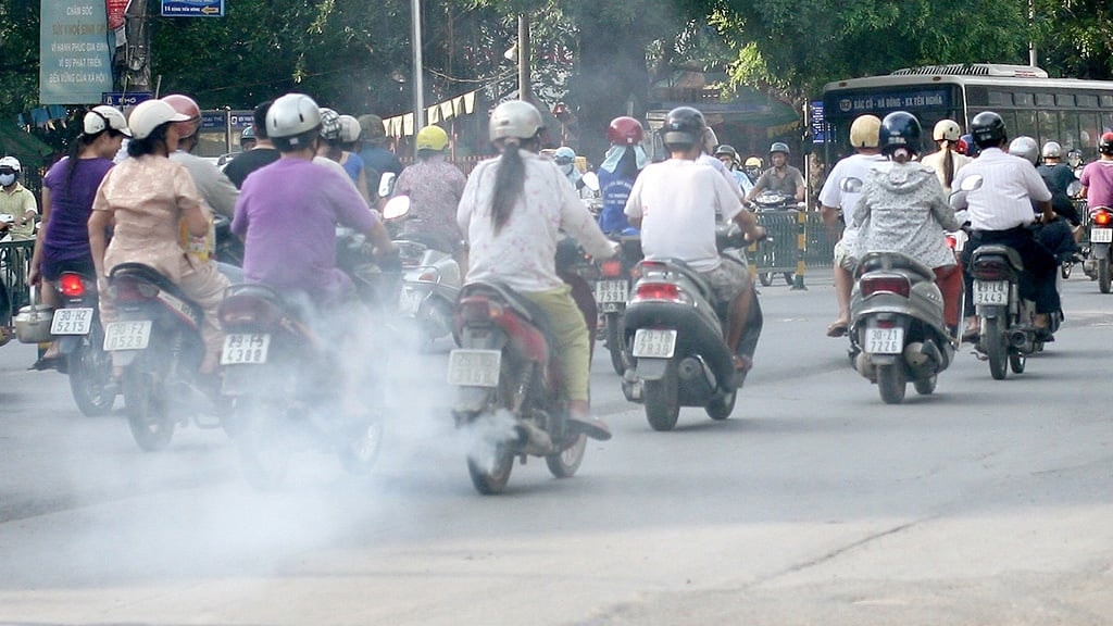 Đến nay, xe máy tham gia giao thông muốn xả thải bao nhiêu cũng được.
